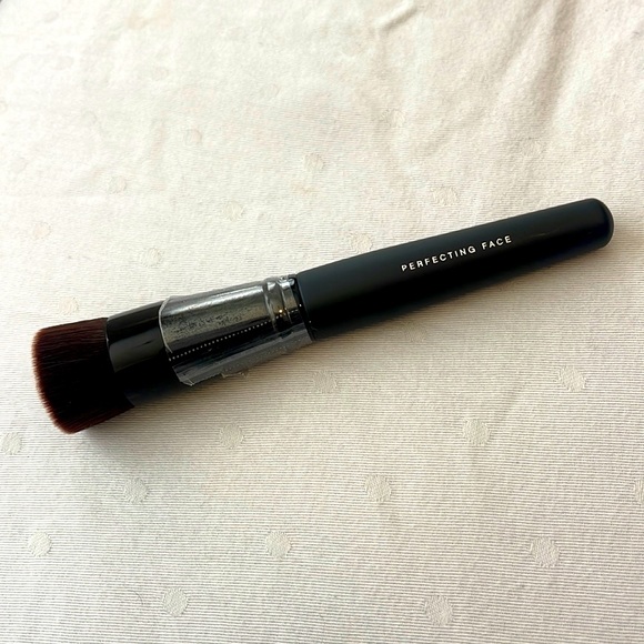 Bare Minerals Perfecting Face Foundation Brush - Picture 1 of 3